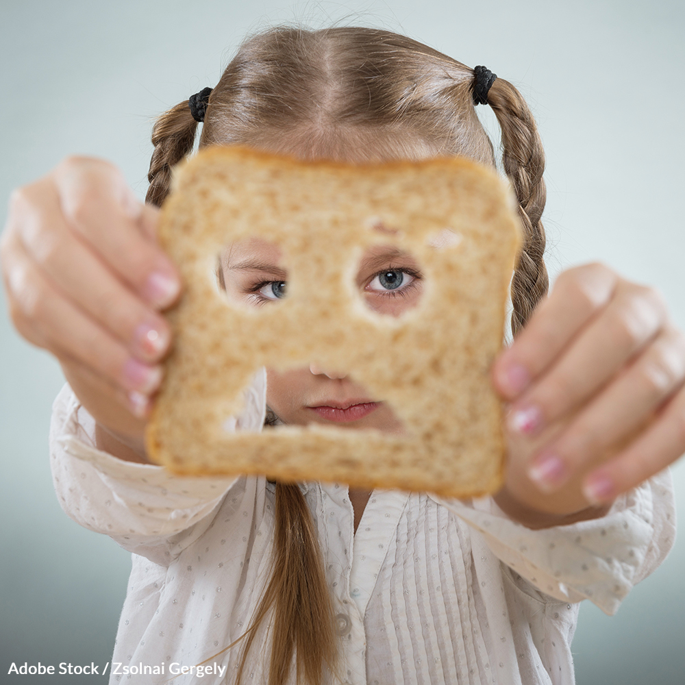 Кусочек хлеба девочка